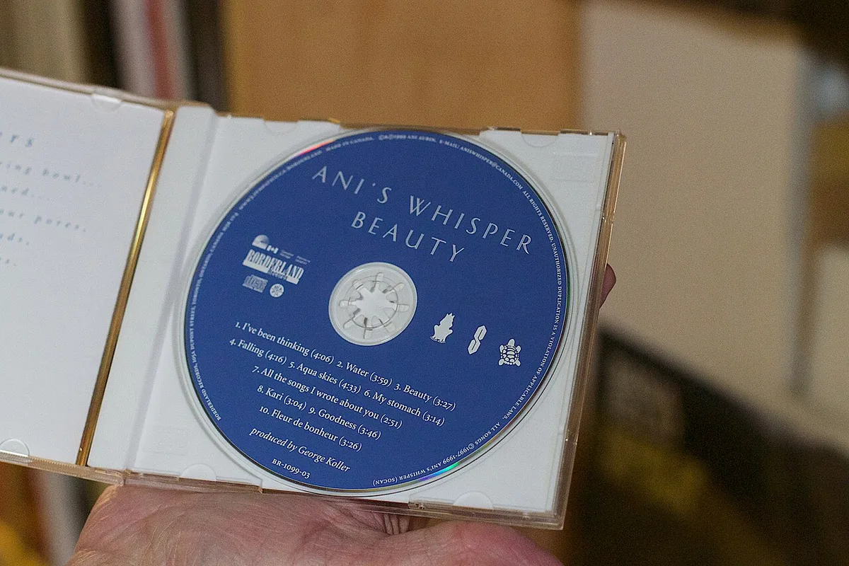 디스크와 케이스의 구조를 보여 주는 실제 CD 사진. 소개하는 K팝 앨범의 상품 사진은 아닙니다.